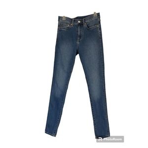 @Denim (H&M) Women's Skinny Jeans in Medium Wash. Size 30" x 34".